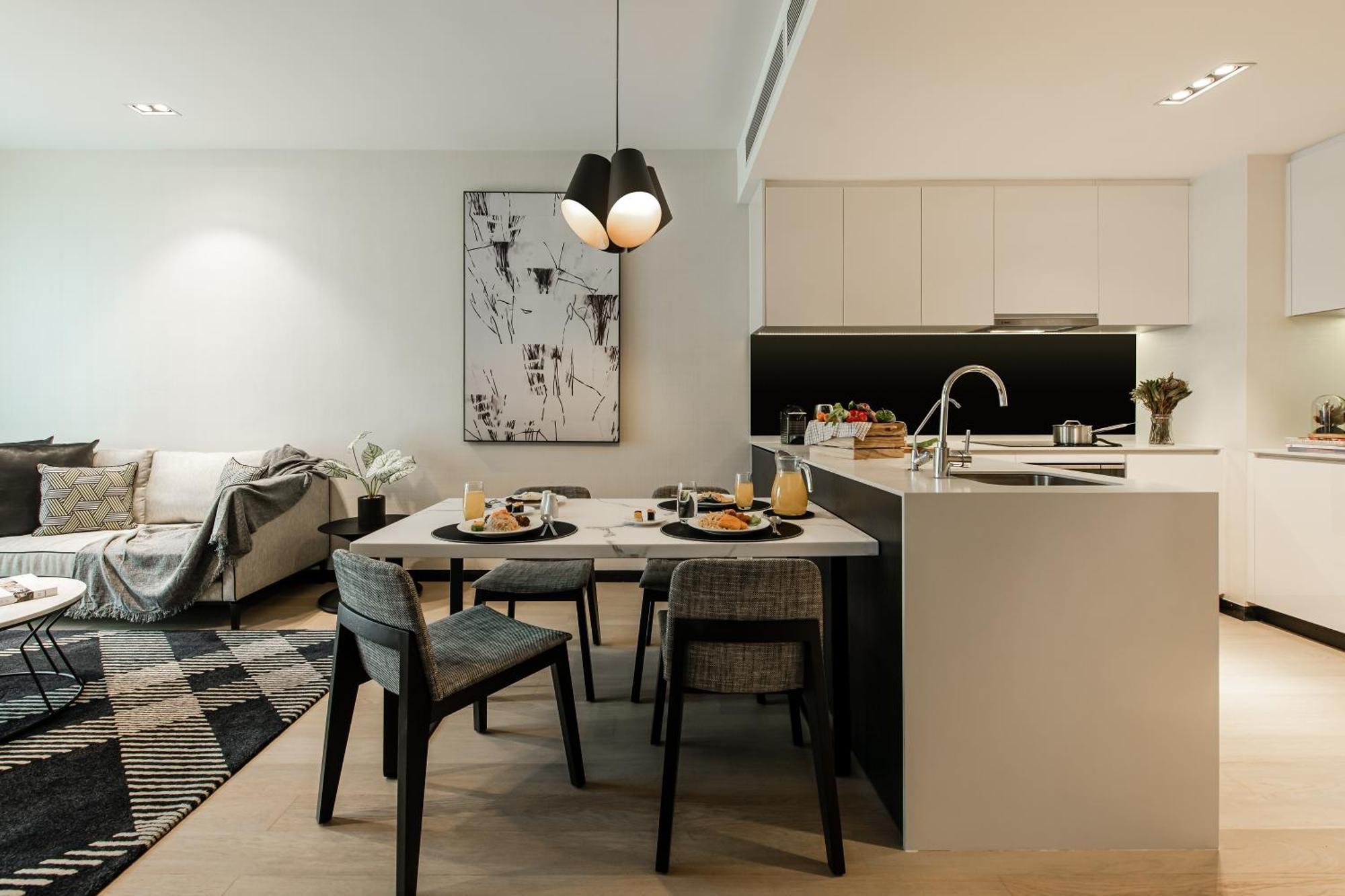 Ascott Star Klcc Kuala Lumpur Exterior foto The kitchen and dining area of a typical apartment