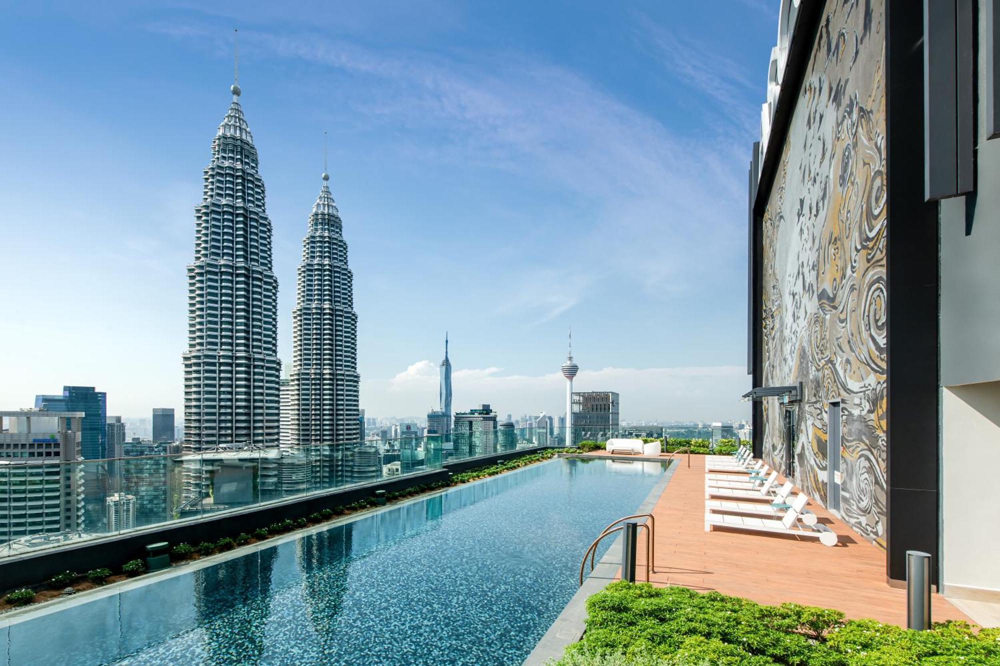 Ascott Star Klcc Kuala Lumpur Exterior foto The pool at the 50th floor of the hotel